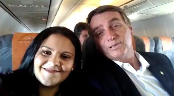 Roberta Lopes com Jair Bolsonaro em viagem